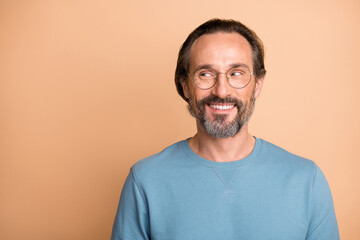 Obraz premium Photo portrait of man looking at blank space isolated on pastel beige colored background