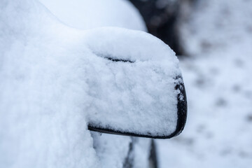 Snowy wipers and windshields on a car, Germany I Verschneiter Scheibenwischer und Windschutzscheiben an einem Auto, Deutschland I