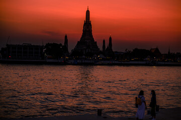 Fototapeta na wymiar Blurred abstract background of the pagoda scenery of Wat Arun on the Chao Phraya River in Bangkok of Thailand, the silhouette, the light hitting the sculpture, has a kind of artistic beauty.