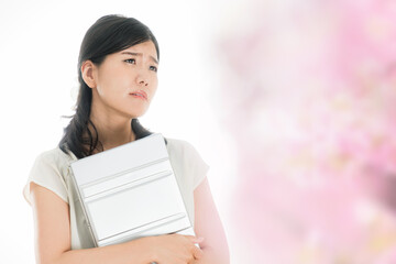 Naklejka premium ノートパソコンを持った女性 春のイメージ