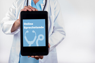 Arzt mit einem modernen Tablet-PC und dem Schlagwort Online Sprechstunde und einem Symbol eines Stethoskop