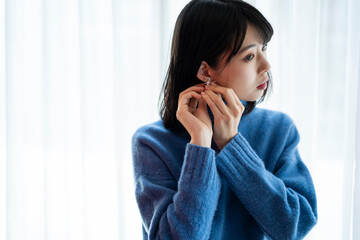 出かける準備をする女性