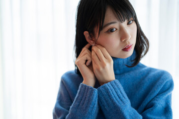 出かける準備をする女性