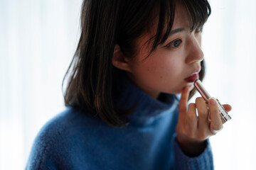 出かける準備をする女性