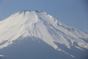 冠雪している富士山の山頂
