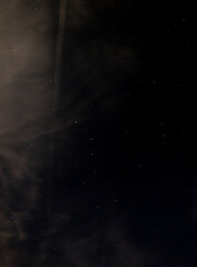 Ciel étoilé de nuit avec la constellation de la Grande Ourse bien visible au milieu de la photo 