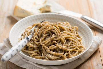 spaghetti with gorgonzola and black olives sauce