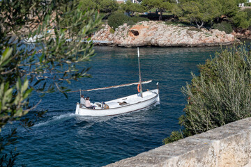 pareja navegando en yaut hacia el puerto
