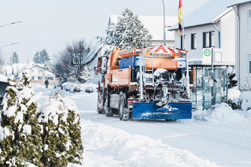 Fototapeta na wymiar Schneeräumfahrzeug.Winterdienst in der Stadt.