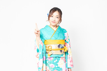 振袖を着てポイントを示すジェスチャーをする女性