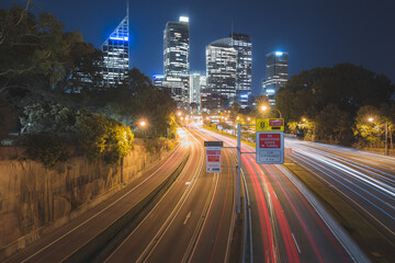 Obraz premium Summer night cityscape view of the M1 motorway and Eastern Distributor and downtown Sydney central business district (CBD) city skyline from Art Gallery Rd. in NSW.