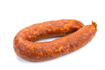 chorizo entier isolé sur un fond blanc