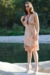 Modella posa in abito estivo