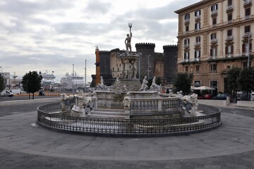 Napoli – Fontana del Nettuno da Piazza Municipio © lucamato