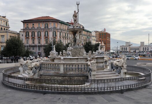 Napoli – Fontana seicentesca del Nettuno a Piazza Municipio