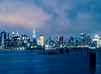 Obraz premium Manhattan Skyline At Night From Jacobs Pier, NJ