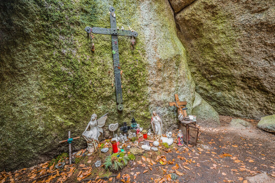 Steinernes Kirchlein in Thurmansbang Solla - Alte in einer Steinh&ouml;le geabaute Kirche zwischen Findlinge Felsen und gro&szlig;en Steinen im bayerischer Wald, Deutschland