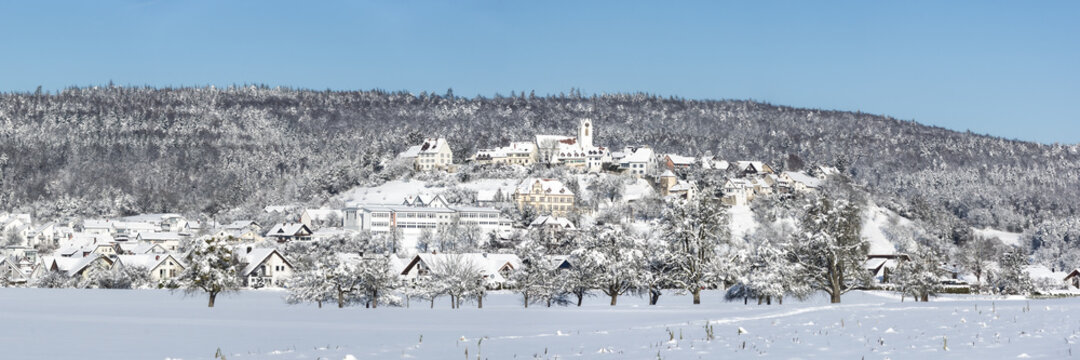 Die kleine verschneite Stadt Aach im Hegau