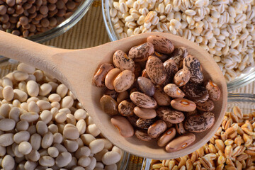 cucchiaio di legno con fagioli 