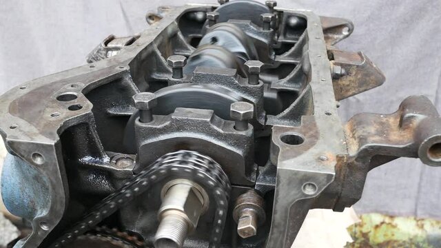 Checking the operation of the crankshaft and chain drive of an automobile engine in a disassembled state