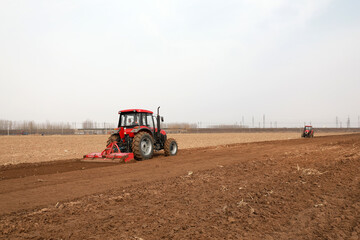 Obraz premium Farmers drive planters to grow potatoes on the farm.