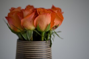 orangener Rosenstrauß