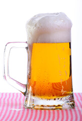 Boccale di birra chiara con schiuma