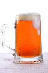 Boccale di birra rossa con schiuma