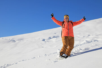 Chica snowboarder haciendo snowboard en la cima de la montaña país vasco legazpi 001425-as21