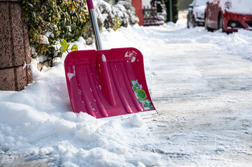 Winterdienst Gehweg freir&auml;umen mit Schneeschieber