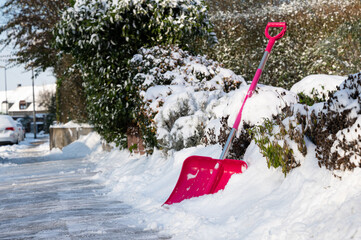 Winterdienst Gehweg freiräumen mit Schneeschieber