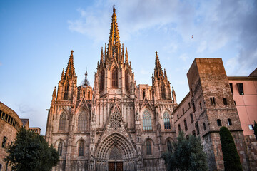 Fototapeta na wymiar Catedral de Barcelona con el cielo azul