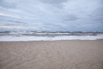 Wintersturm an der Ostsee mit Schnee und Eis