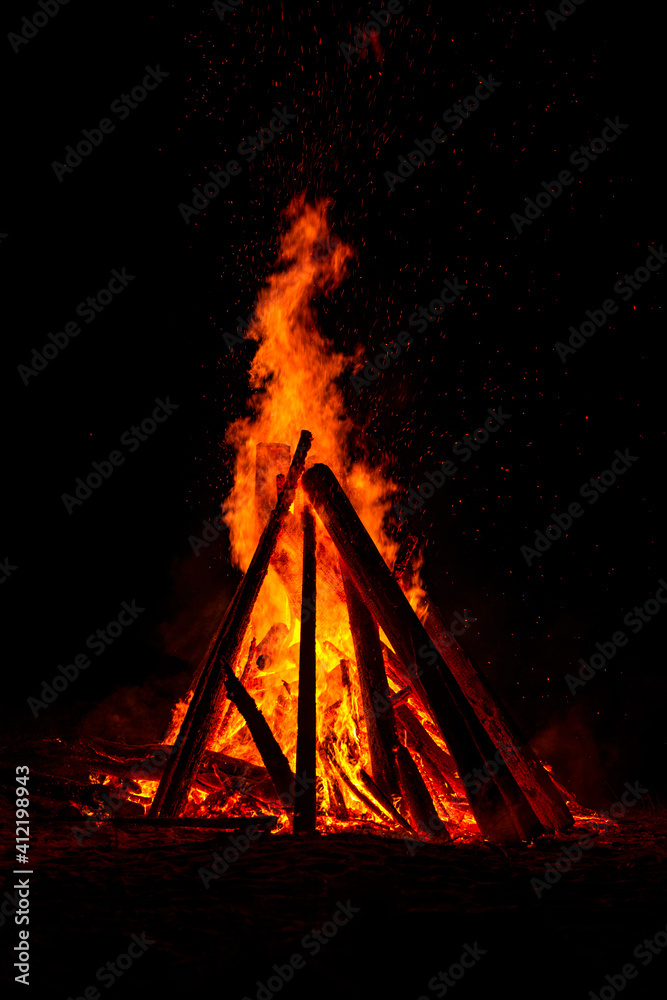 Wall mural Big bonfire against dark night sky