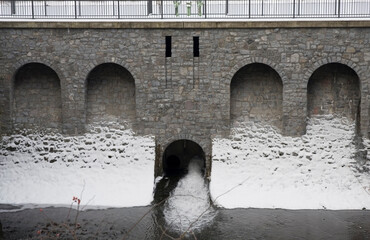 Staumauer Ablauf im Winter