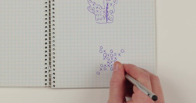 Playing gomoku five-in-a-row pen and paper version logic game, winning the match