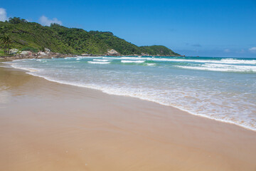Fototapeta na wymiar beach located at Atalaia beach, Mariscal beach, Bombinhas, Santa Catarina, Brazil
