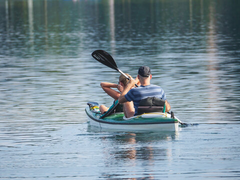 Młoda para na kajaku