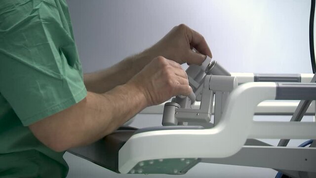 Medical robot da Vinci. Surgeon controlling medical robot da Vinci.