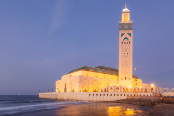 Fototapeta premium The grand and iconic Hassan II Mosque illuminated at night in Casablanca, Morocco.