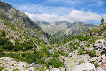 Bellissima vista sulle montagne dal sentiero che porta ai laghi Cornisello nella Val Nambrone in...