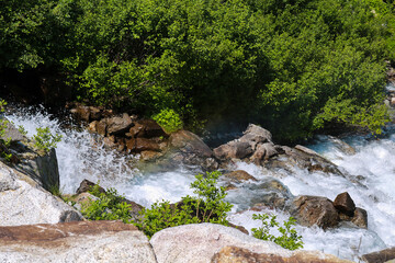 Fiume sul sentiero che porta ai laghi Cornisello nella Val Nambrone in Trentino, viaggi e paesaggi...