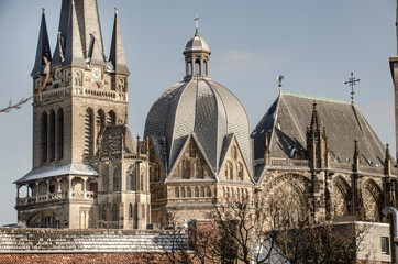 Der Dom zu Aachen in Teilansicht- Der Aachener Dom, auch Hoher Dom zu Aachen, Aachener Münster...