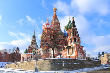 Fototapeta premium St. Basil's Cathedral and the Spasskaya Tower of the Moscow Kremlin on Red Square