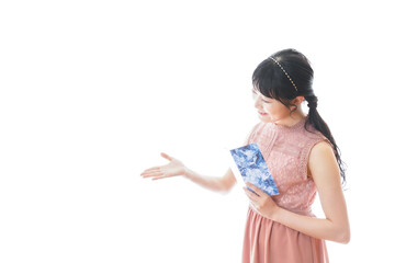 パーティーの招待状を持つ若い女性