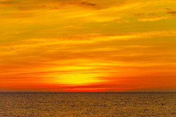 Fototapeta premium Sunrise over the sea early in the morning.