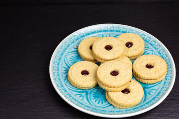 gluten-free double oatmeal cookies with raspberry filling