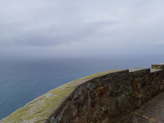 Vue sur l'oc&eacute;an depuis une falaise
