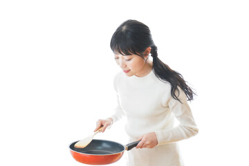 自宅で料理をする一人暮らしの女性