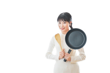 自宅で料理をする一人暮らしの女性